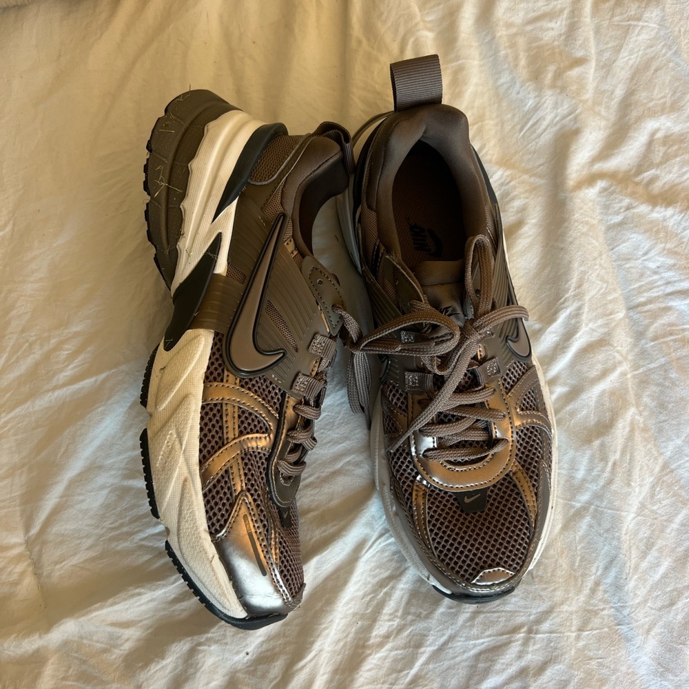 Nike Vomero Women’s sneakers size 8.5 (fit like an 8)